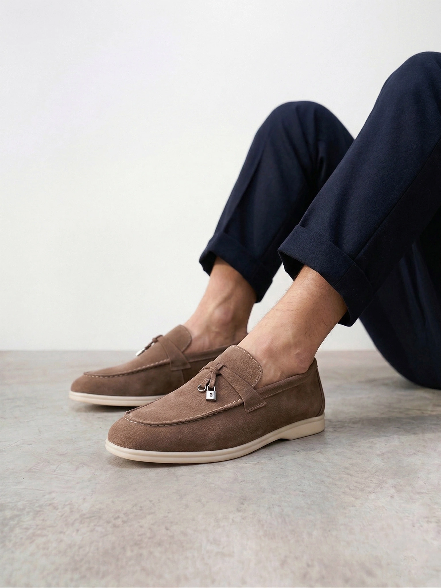 Туфли-лоферы серого цвета на низкой подошве